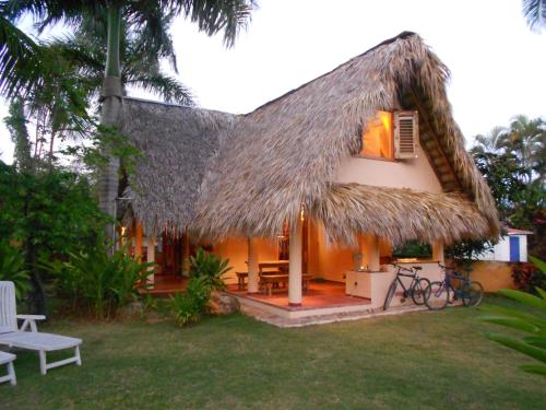 Κήπος έξω από το Palm-covered house in the tropical -Casa Oli