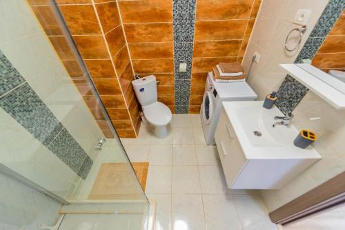 uma casa de banho com um lavatório e um WC em Fire Opal em Constança