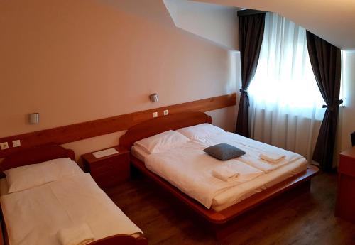 Schlafzimmer mit einem Bett und einem Fenster in der Unterkunft Gostišče Jazbec - Idrsko - Kobarid in Kobarid