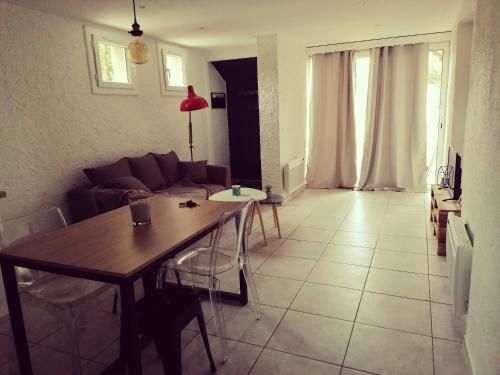 Χώρος καθιστικού στο Escapade Parfaite Terrasse ensoleillée Piscine & Parking