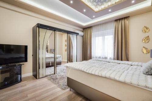Posteľ alebo postele v izbe v ubytovaní BpR Ethereal Panoramic Suite with A/C & balcony