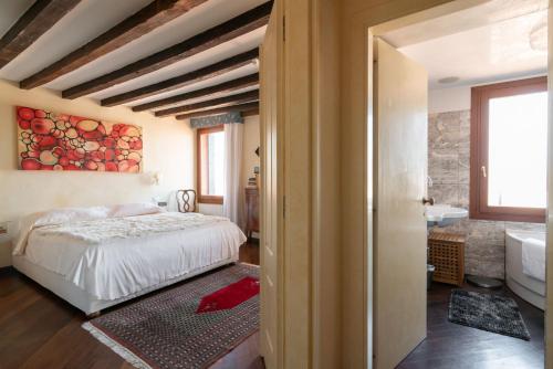 Posteľ alebo postele v izbe v ubytovaní Penthouse with Rooftop Terrace and 360 Views of Venice - Venice5th