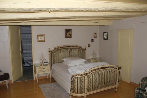 A bed or beds in a room at Les Fleurs de Thann