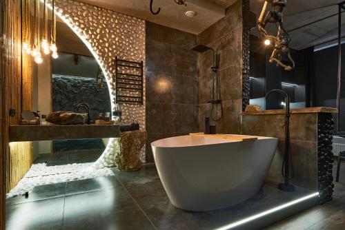 uma casa de banho com uma banheira grande e um lavatório em KADOR HOME HOTEL downtown em Kiev