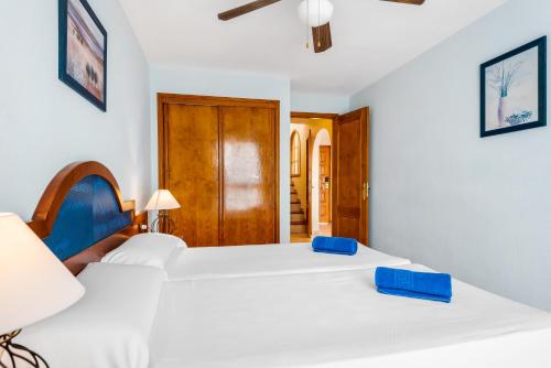 Кровать или кровати в номере Club Tenerife Apartments