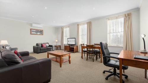 Televisyen dan/atau pusat hiburan di Lake Inn - Ballarat