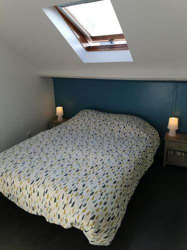 une chambre avec un lit et une lucarne dans l'établissement Le Metz, Duplex, 2 Chambres, à Le Touquet-Paris-Plage