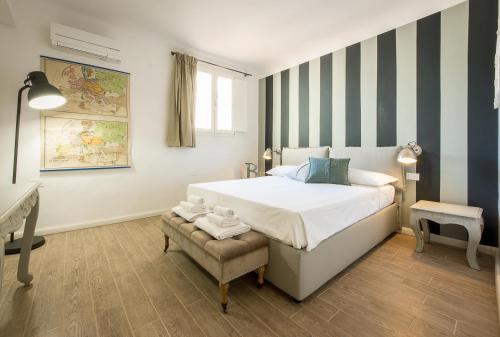 フィレンツェにあるApartments Florence San Marco Suiteのベッドルーム(大型ベッド1台、椅子付)