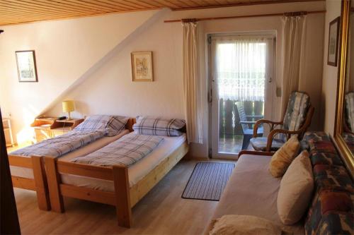 ein Schlafzimmer mit 2 Betten und ein Fenster mit einer Veranda in der Unterkunft Ferienwohnungen Bredl in Zwiesel