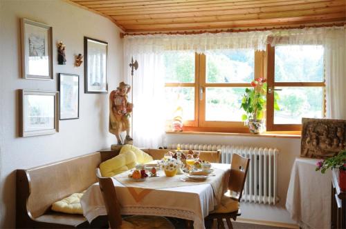 - une salle à manger avec une table et un canapé dans l'établissement Ferienwohnungen Bredl, à Zwiesel