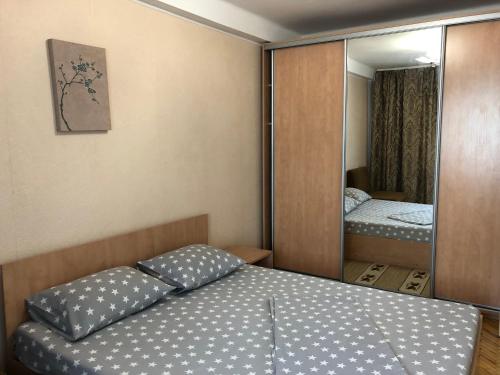 małą sypialnię z łóżkiem i lustrem w obiekcie Kyiv daily rent Apartments on Bogdana Gavrilishina 10 w Kijowie