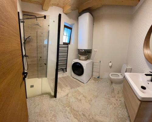 ein Bad mit einer Dusche, einem WC und einem Waschbecken in der Unterkunft Vila Snezienka in Stará Lesná