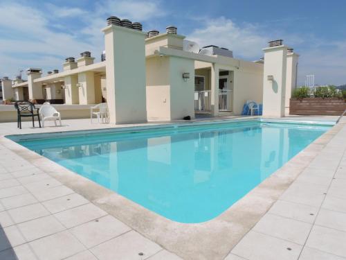 une piscine devant une villa dans l'établissement Studio 7 Promenade des Anglais, à Nice