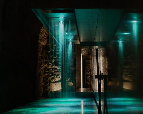ciemny korytarz z niebieskimi światłami w budynku w obiekcie Hotel Pod Różą w Krakowie