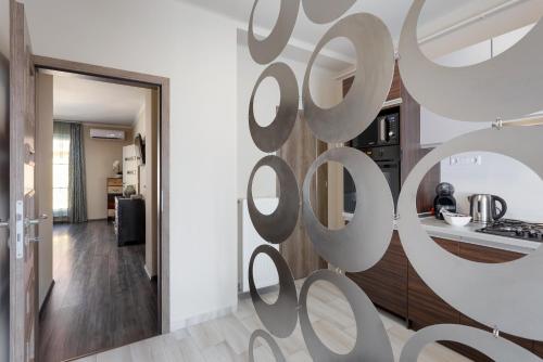 エゲルにあるImpulse apartmanの円形の大きな金属の壁が備わるキッチン