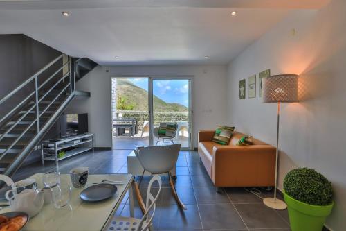 聖馬丁島的住宿－The Rock，客厅配有沙发和桌子