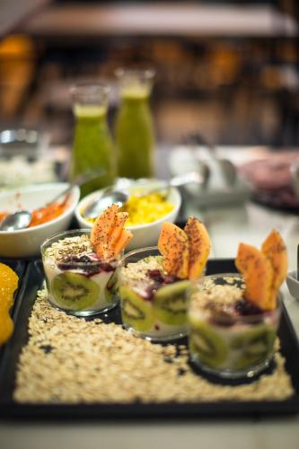una bandeja de comida en una mesa con comida en Petit Palace Santa Cruz, en Sevilla