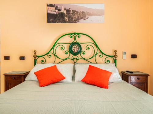 מיטה או מיטות בחדר ב-Grande Platano - Spacious Apartment in Sorrento