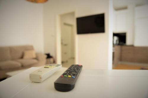 Una televisión o centro de entretenimiento en Centar