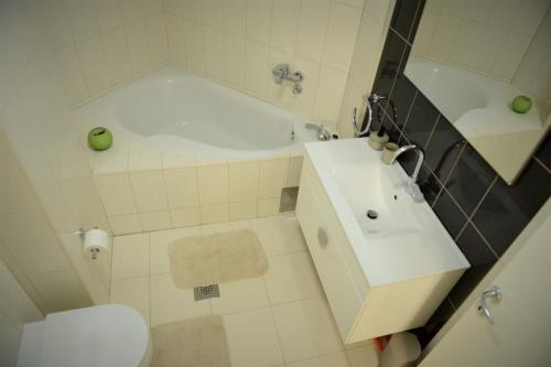 Un baño con lavabo, bañera e inodoro. en Centar, en Bijeljina