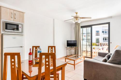 Кухня или мини-кухня в Club Tenerife Apartments
