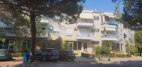 een groot gebouw met auto's ervoor geparkeerd bij GERI'S in Durrës