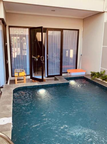 Piscina a Platinum Setrasari Guest House 5BR Private Pool Bandung o a prop