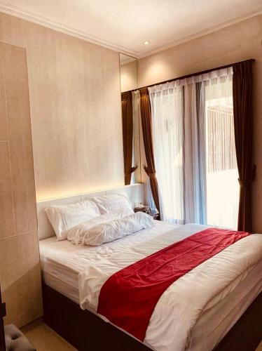 a large bed in a bedroom with a window at Platinum Setrasari Guest House 5BR Private Pool Bandung in Bandung
