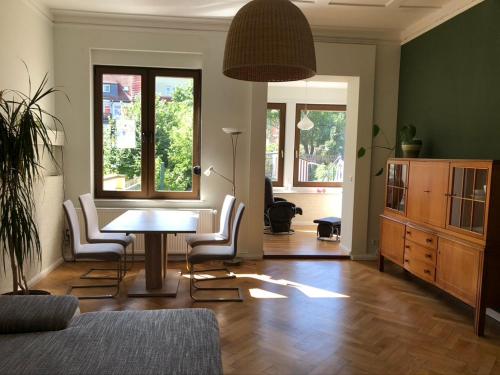 - un salon avec une table et des chaises dans l'établissement Ferienwohnung an der grünen Clara, à Erfurt