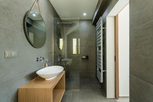 Ένα μπάνιο στο Manitennisvillas