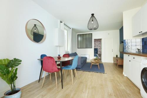 une cuisine et un salon avec une table et des chaises dans l'établissement Apartment Parc des Expositions by Studio prestige, à Paris