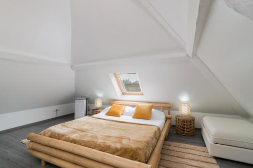 1 dormitorio con 1 cama y 1 sofá en una habitación en Casas Madalena, en Seia