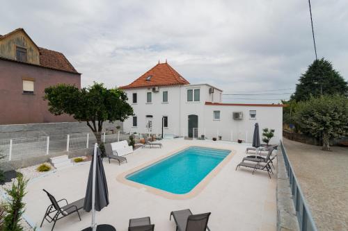 a swimming pool in front of a house at Casas Madalena in Seia