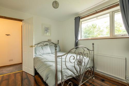 Postel nebo postele na pokoji v ubytování 4-Bed Detached Pet Friendly House in Nelson