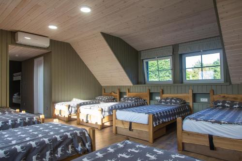Säng eller sängar i ett rum på 'Virš Ąžuolų'-Forest SPA -Holiday Home