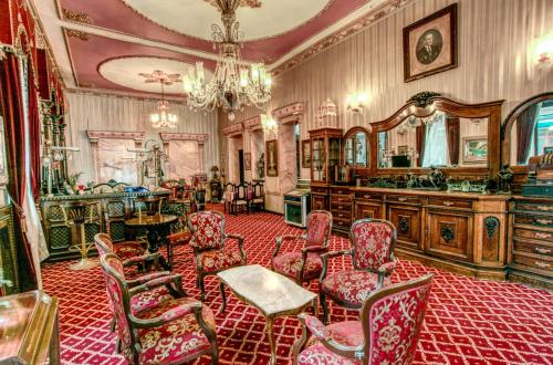 Habitación con sillas, mesa y espejo. en Grand Hotel de Londres en Estambul