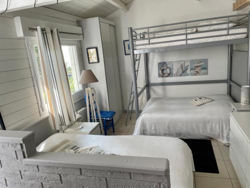 En eller flere senge i et værelse på Coté Ouest