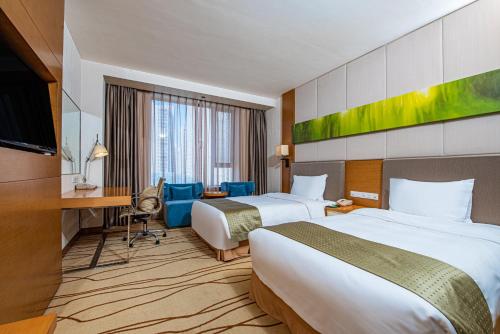 Holiday Inn Panjin Aqua City, an IHG Hotel tesisinde bir odada yatak veya yataklar