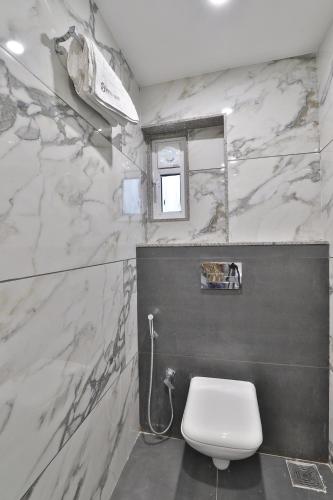 7 Orbit Hotel, Suratにあるバスルーム