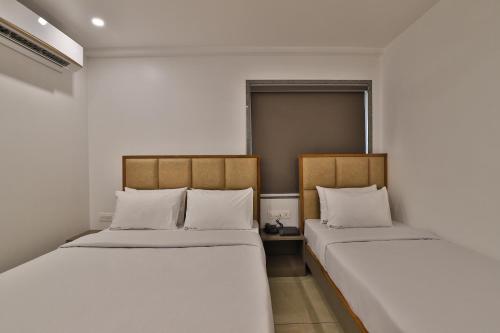 7 Orbit Hotel, Suratにあるベッド