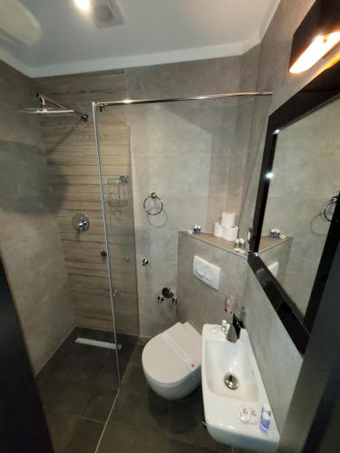 un bagno con doccia, WC e lavandino di Motel Bihać a Bihać