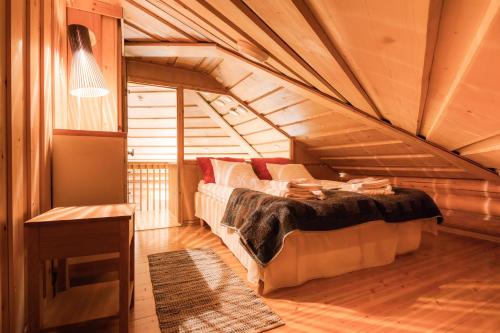 Cama ou camas em um quarto em Lapland Hotels Ounasvaara Chalets