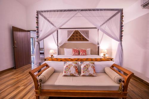 Posteľ alebo postele v izbe v ubytovaní Tuskers Hill by Poppys Anaikatti