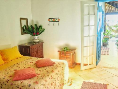 ein Schlafzimmer mit einem Bett mit zwei Kissen darauf in der Unterkunft Aretê Ilha Grande in Abraão