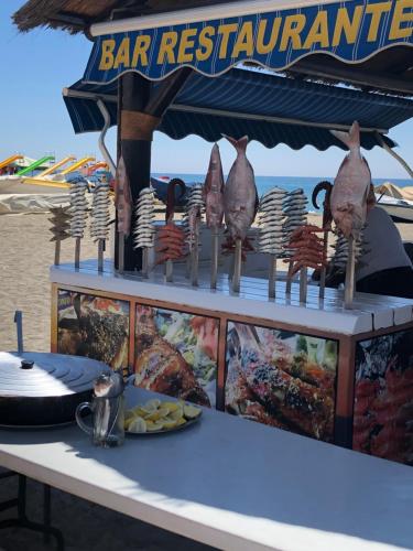 stolik z barem, restauracja z ptakami na patykach w obiekcie Relaxing vacation at the beach w Maladze
