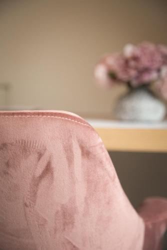 a close up of the back of a pink chair at Hotel - B&B Elementum in Kortrijk