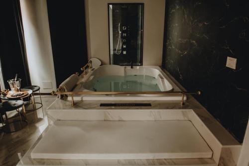 リド・ディ・オスティアにあるRoyalroom-relaxing spa & luxury apartmentsの部屋にバスタブ付きのバスルーム