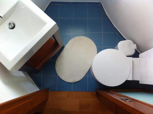 Un baño con un lavabo blanco y un inodoro. en Moinho do Roque, en Lourinhã