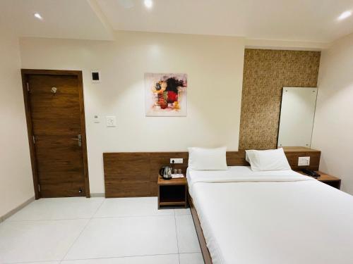 Postel nebo postele na pokoji v ubytování YOGIRAJ EXCLUSIVE LODGE