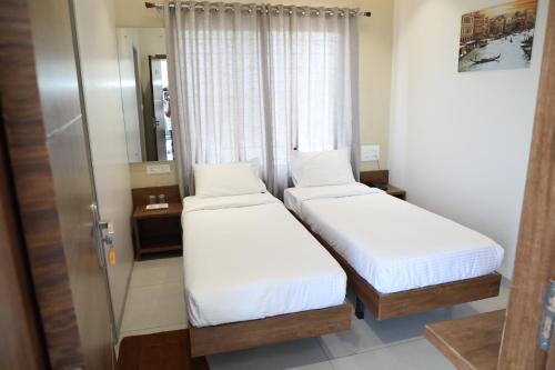 Postel nebo postele na pokoji v ubytování YOGIRAJ EXCLUSIVE LODGE